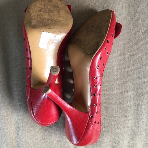 Guess sexy red cut out heart peep toe pumps - Picture 5 of 6